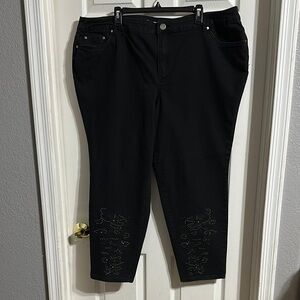 Women’s Avenue Black Stretch Jeans size 24 Average cute, embroidery detail.